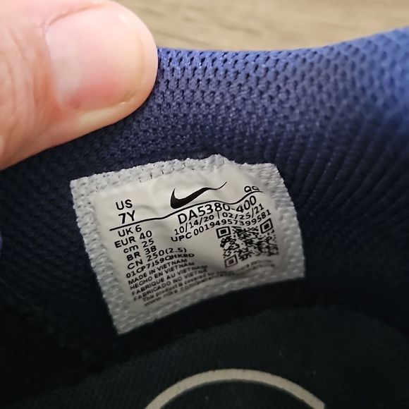 Nikes   - Picture 9 of 9